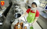 Cận cảnh bữa ăn bán trú của học sinh trong ngày đầu đi học